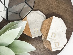 Ensemble de sous-verres en marbre de forme irrégulière personnalisés avec base en bois, sous-verres modernes en pierre, design durable, sous-verres à thé par UO - Product Image 4