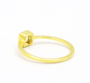 Bague minimaliste en argent sterling 925 plaqué or jaune avec aquamarine naturelle sertie clos, collection Memoria Jewels, vente en gros - Product Image 3