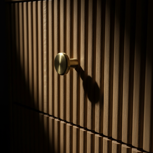 Mesa de Comedor con 2 Cajones, Madera de Acacia, MDF, Chapa de Roble, Tapa de Mármol, Diseño Dinámico, Ecológica, Puerta con Persiana, para Espacios de Comedor y Sala de Estar, Moderna - Product Image 6