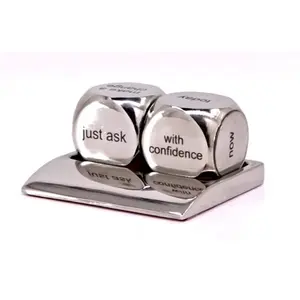 Cadeau de bureau avec citation inspirante et presse-papiers en métal en forme de dés motivants - Product Image 1