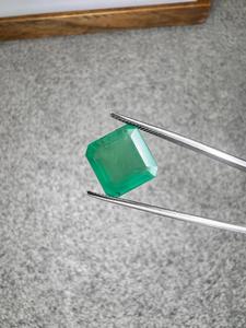 Émeraude naturelle zambienne 5,50 carats, grande pierre précieuse verte facettée octogonale pour bague statement, pendentif, bijoux de luxe sur mesure - Product Image 2