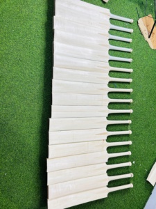 Bate de críquet clásico de madera de sauce inglés, ligero, duradero y de calidad profesional. - Product Image 5