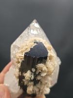 Échantillon de quartz tourmaline noir de forme irrégulière, origine Pakistan