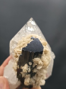 Espécimen de Cuarzo Turmalina Negra de Forma Irregular, Origen Pakistán - Product Image 4