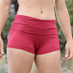 Shorts de sport taille haute rouge uni en coton et élasthanne tricoté respirant avec taille élastique pour femme – Idéal pour l'entraînement et la gym - Product Image 1