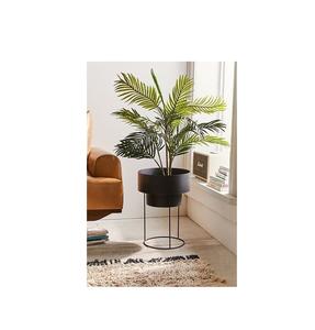 Macetero de Metal Pulido con Soporte que Ofrece un Acabado Elegante, Adecuado para Entornos Contemporáneos - Product Image 1