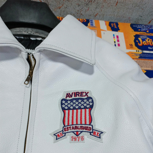 เสื้อแจ็คเก็ตบอมเบอร์หนังสีแดงกันน้ำสำหรับผู้ชาย Avirex ดีไซน์ปักลาย คอตั้ง ปิดด้วยซิป สไตล์ไฮสตรีท - Product Image 2