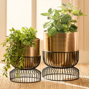 Pot de fleurs métallique doré, opulent et éclatant, sur un support en fer noir moderne et élégant, disponible à prix de gros. - Product Image 1