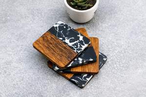 Mesa de Centro Decorativa de Madera de Nogal Negro Oscuro con Resina Epoxi Blanca y Negra, Obra de Arte Única Hecha a Mano - Product Image 1