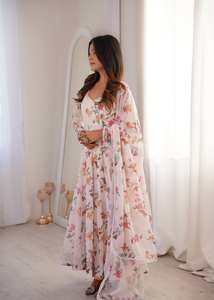 Magnifique robe Anarkali en georgette douce, prête à porter, avec dentelle sur le col, jupe ample et ensemble dupatta. - Product Image 3