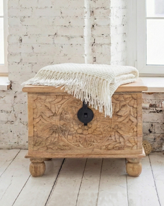 Banco de Almacenamiento Apilable, Ecológico y Duradero, con Patas de Madera de Mango Tallada con Acabado Natural Desgastado, Diseño de Primera Calidad - Product Image 1