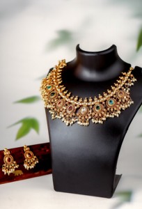 Conjunto de Joyería Chapada en Oro Estilo Templo Antiguo para Mujer con Piedras Kemp, Guttapusalu, Gargantilla y Pendientes Jhumka a Juego para Boda - Product Image 6