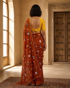 Sari en Chanderi brodé KV Festive Bloom avec blouse non cousue - Product Image 2