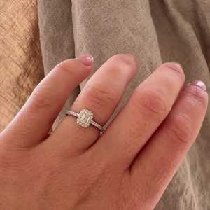 Bague de fiançailles personnalisée en or massif 14 carats avec diamant de laboratoire taille émeraude, sertie de griffes et d'accentuations pavées, pour usage quotidien, vente en gros - Product Image 1