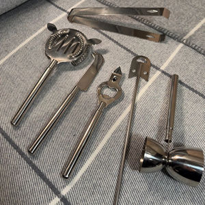 ชุดเครื่องมือบาร์เคลือบเงินพรีเมียม อุปกรณ์เสริมทันสมัย ทนทาน เหมาะสำหรับบาร์เทนเดอร์ ใช้ในบ้าน คาเฟ่ บาร์ ร้านอาหาร และงานอีเว้นท์ - Product Image 1