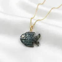 Collier ajustable en laiton plaqué or 18 carats anti-ternissement avec pendentif poisson en labradorite sculptée à la main et zircon cubique pour femme