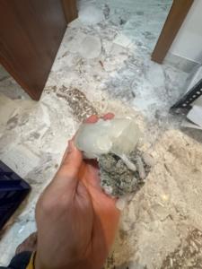 คริสตัลอโพฟิลไลต์สีขาวธรรมชาติบนหินแคลซิโดนีสีเทา |   ของตกแต่งบ้านและสำนักงาน - Product Image 3