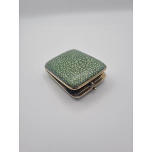 Boîte à allumettes vintage en shagreen vert, forme carrée, bordure dorée, usage domestique - Product Image 1