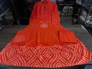Kurti de algodón con estampado de diseñador y trabajo de lentejuelas, con pantalón y dupatta incluidos. - Product Image 5