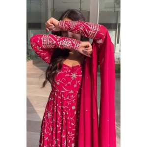 ชุดเดรสงานเลี้ยงดีไซเนอร์ ไซส์ XS แบบ Anarkali พร้อมกางเกงและผ้าคลุมไหล่ - Product Image 4