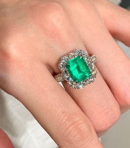 Anillo de Lujo de Plata de Ley 925 con Esmeralda Cultivada en Laboratorio de Corte Esmeralda y Detalles de Circonita Cúbica, Engaste de Garras, Bañado en Oro, Elegante Anillo con Gema - Product Image 5