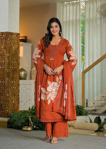 Ensemble Kurta en coton à imprimé floral avec dupatta, prêt à porter, haut et pantalon en coton avec broderie artisanale et imprimé numérique, et dupatta assortie. - Product Image 2