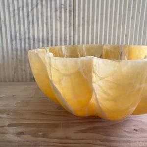 Bol contemporain en onyx poli, accessoire artisanal, centre de table en marbre design, pierre naturelle moderne, prix de gros - Product Image 1