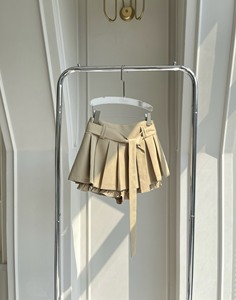 Coshe Cici Mini-jupe d'été décontractée pour dames Taille haute ceinturée plissée Design Vietnam Fabriqué avec une taille naturelle Usage quotidien - Product Image 1