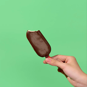 Barre de crème glacée au chocolat croustillante, gelato au lait enrobé de chocolat riche, dessert glacé, fournisseur OEM, marque privée, usine, vente en gros - Product Image 1