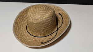 Chapeaux de cowboy en paille tissée en gros avec sangle de menton et bordure en tissu, ruban personnalisable avec logo, de l'usine vietnamienne SAFIMEX - Product Image 2