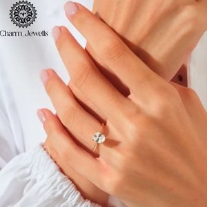 Bague de fiançailles et d'éternité classique Charm_Jewells pour femme, plaquée or rose 18 carats, en or massif, avec moissanite taille coussin et sertissage à griffes - Product Image 2