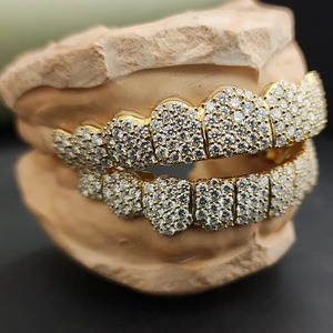 Grillz de luxe personnalisés pour les dents avec diamants Moissanite VVS1 et matériau solide pour hommes et femmes à prix de gros - Product Image 5