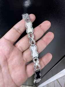 กำไลข้อมือฮิปฮอปทรงกลมเจียระไนแบบบริลเลียนท์ประดับเพชรโมอิสซาไนต์ VVS ตัวเรือนเงินแท้ 925 ชุบทอง ขนาด 13 มม. ดีไซน์แบบ Ice Out สำหรับผู้หญิง - Product Image 4