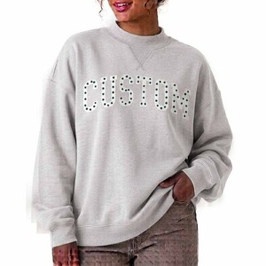 Sudadera de cuello alto para mujer, personalizada al por mayor, holgada, de invierno, con apliques de letras a cuadros y estampado serigrafiado completo. - Product Image 2