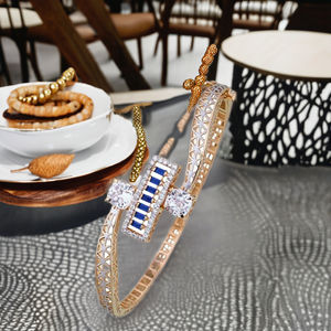 Bracelet avec une barre de pierre bleue saisissante et des accents de cristal doubles, bracelet élégant et léger conçu pour un usage quotidien moderne - Product Image 5