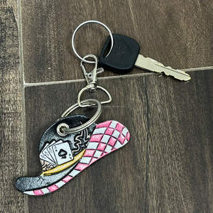 Porte-clés de créateur haut de gamme en cuir de vachette fait main, motif chapeau et cartes à jouer, style western poker, breloque de sac, cadeau, vente en gros - Product Image 4