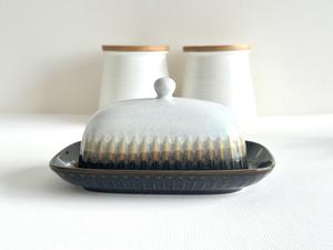 Beurrier élégant à glaçure dégradée avec couvercle en dôme, base large pour service, finition lisse, plat de rangement pour beurre de table, design durable - Product Image 4