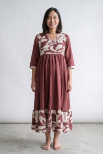 Robe de maternité en coton imprimée à la main, robe d'allaitement post-partum pour les nouvelles mamans - Product Image 1