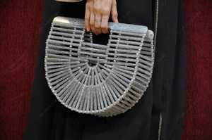 Pochette de soirée de luxe en acrylique argenté scintillant, forme éventail, sac rigide de créateur pour mariage et événements, sac de déclaration - Product Image 5