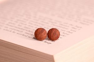 Boucles d'oreilles rondes en bois avec attaches argentées, ton brun naturel, apprêts de bijoux, capuchons de perles - Product Image 2
