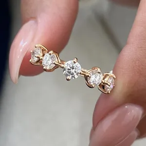 Bague en moissanite à cinq pierres taille ronde, en argent sterling 925 plaqué or rose, style vintage, empilable, unisexe, pour anniversaire et mariage - Product Image 5