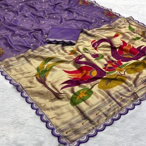 VASTRA COTTAGE Lujoso Saree de Seda con Brillo de Tejido y Borde de Bordado Festoneado Meenakari Jari Pallu y Blusa a Juego - Product Image 2