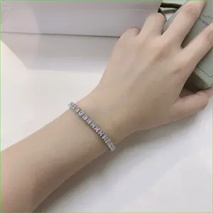 กำไลข้อมือเทนนิสแต่งงานเงินแท้ชุบทองประดับเพชรโมอิสซาไนต์ทรงปรินเซสคัท 17 กะรัต คุณภาพ VVS1 แบบฝังขอบ - Product Image 2