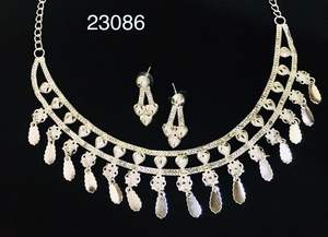 Nouveauté MOLL JEWELLERS : Parure florale plaquée or 24 carats style indien, avec zircon, pour femme, idéale pour fiançailles, mariage ou comme cadeau. - Product Image 3