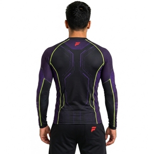 Camiseta de compresión premium para hombre con tela suave y transpirable, ajuste flexible y movimiento sin restricciones para fitness y entrenamiento. - Product Image 2