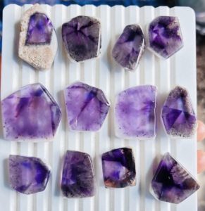 Tranches d'améthyste naturelles de qualité supérieure, faites à la main, avec druse de cristal, cabochons en améthyste, pierres précieuses en vrac de haute qualité pour la fabrication de bijoux - Product Image 4
