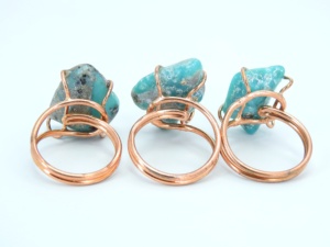 Bague ajustable en cuivre plaqué or 14 carats avec pierre brute de turquoise naturelle polie d'Arizona, style décontracté/sportif, tendance - Product Image 4
