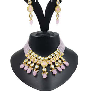 Ensemble de collier de mariée traditionnel plaqué or avec pierres Kundan et perles pour femmes, pour réceptions de mariage et occasions festives - Product Image 1