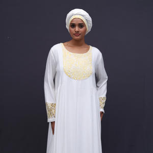 Kaftan en rayonne avec encolure et accents aux manches en filet Rasel, silhouette maxi fluide en tissu doux et respirant pour des occasions élégantes - Product Image 3