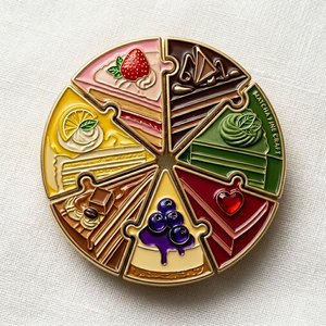 Pins de esmalte personalizados OEM con diseño de pastel cortado y articulación entrelazada, insignia de esmalte suave multicolor de aleación de zinc, artesanía metálica con temática de alimentos, venta al por mayor - Product Image 1